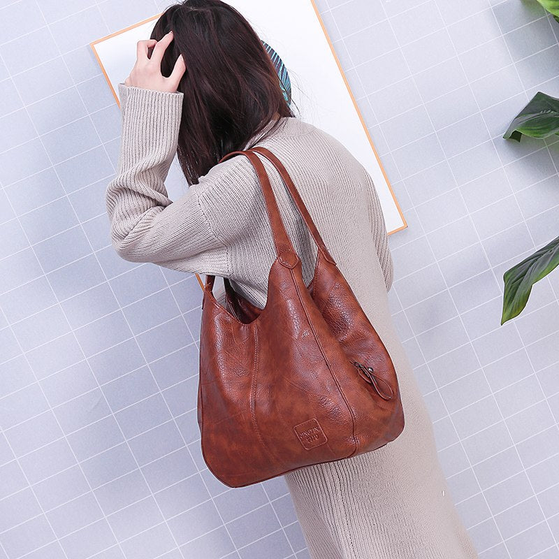 Bolso Lucía Marrón llevado al hombro