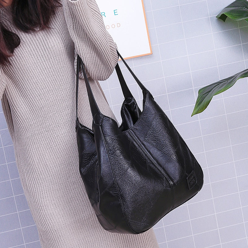 Bolso Lucía Negro llevado al hombro